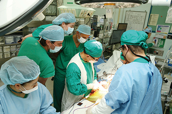 A medical team from Argentina visits AMC for physician training on liver transplantation