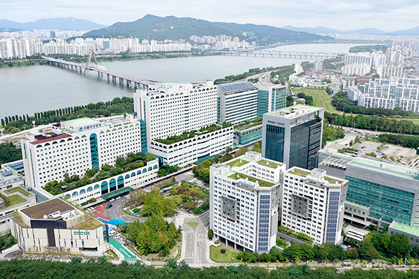 아산재단, 우크라이나 탈출 고려인에 3억 원 국내 입국 항공권 지원