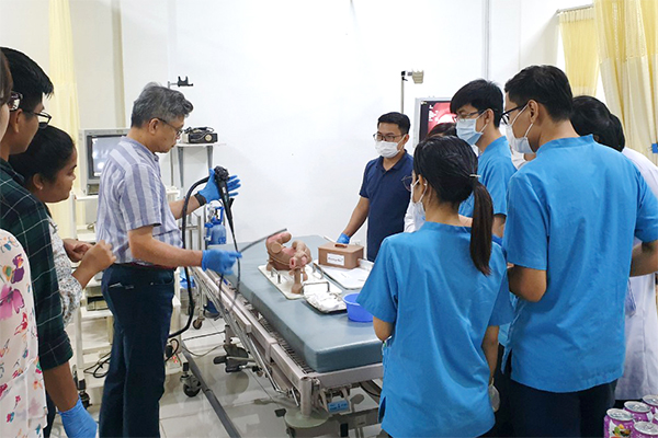 AMC transfers therapeutic endoscopy techniques to Cambodia