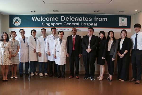 The Delegation from Singapore General Hospital visits Asan Medical Center