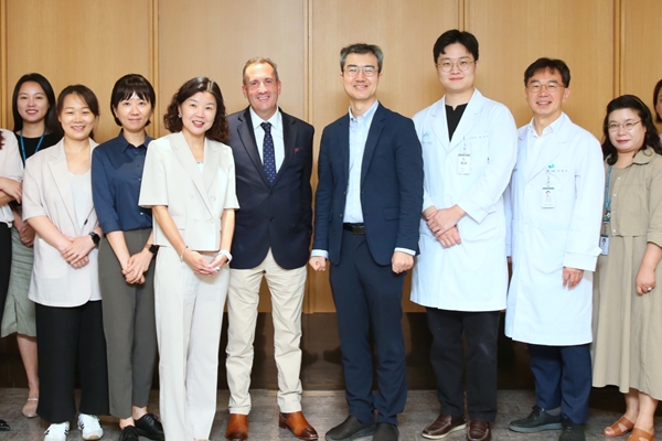 Executives from Johnson & Johnson Visit Asan Medical Center