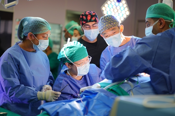 Asan Medical Center Shares Advanced Robotic Thyroid Surgery Techniques with Kuwait