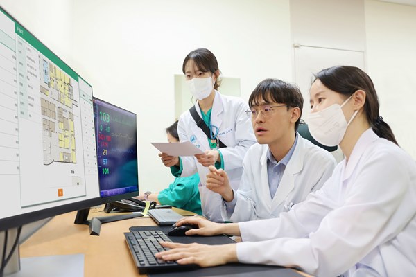 Asan Medical Center strengthens continuity of care by operating a dedicated Monitoring & Transport Team, conducting approximately 24,000 critically ill patient transport-monitoring cases annually.