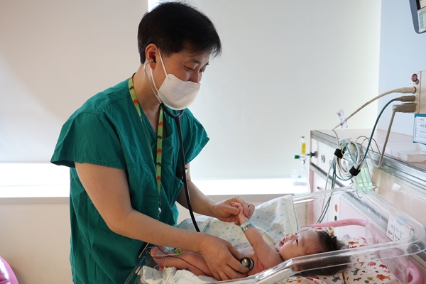 Newborn with Congenital Pulmonary Malformation and Severely Enlarged Lungs Successfully Treated With Surgery Under ECMO Support