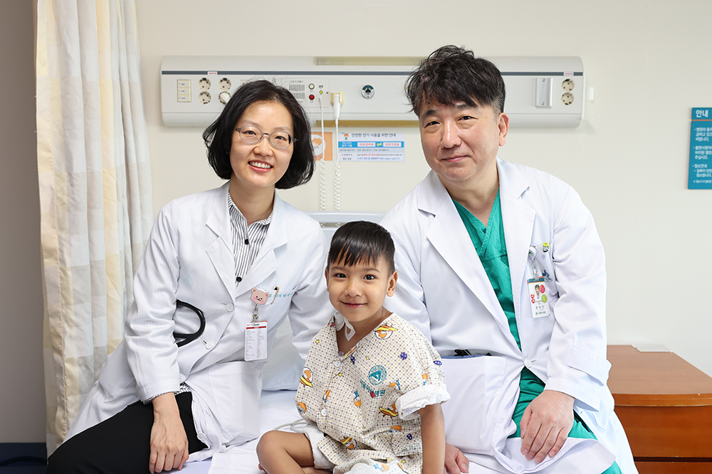 (from left) Professor Jae Suk Baek of the Division of Pediatric Cardiology, Srijan, and Professor Tae-Jin Yun of the Division of Pediatric Cardiac Surgery are taking a commemorative photo.