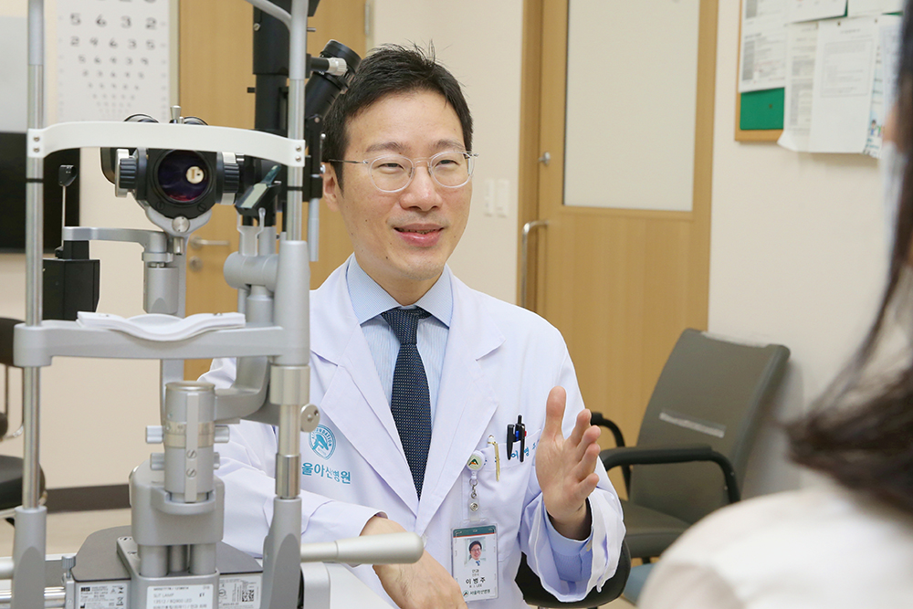 Professor Byung Joo Lee of the Department of Ophthalmology