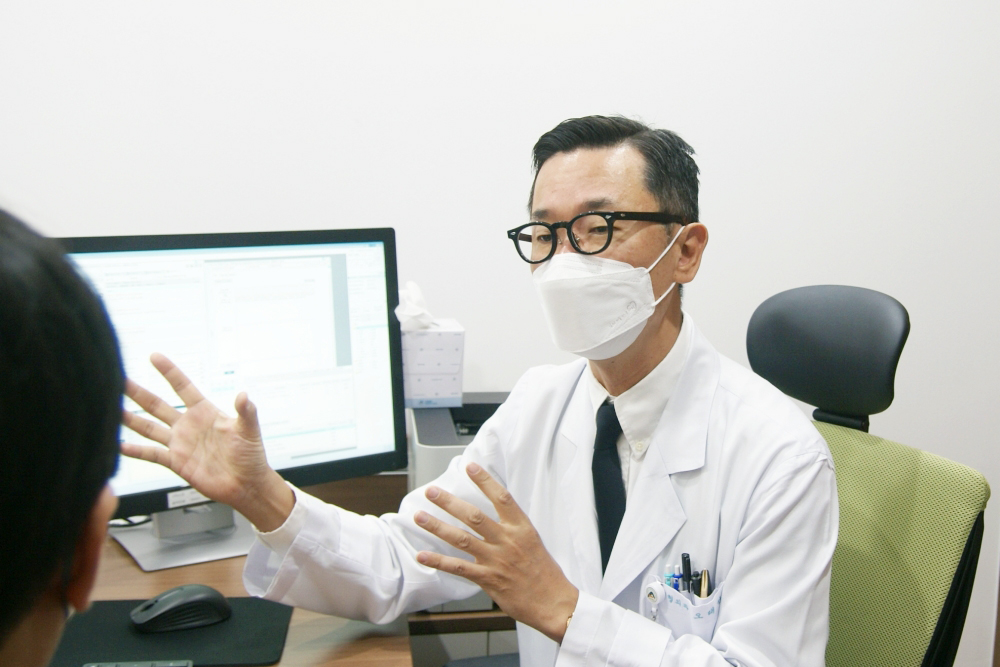 Professor Tae-Suk Oh of the Plastic Surgery Department at Asan Medical Center is consulting a patient with facial paralysis