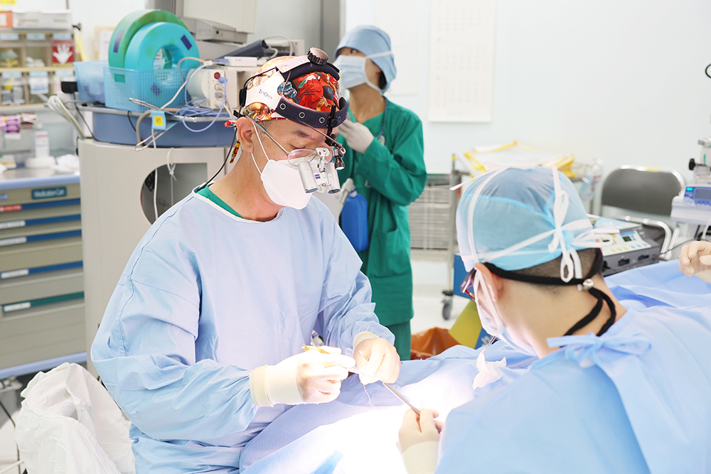 Professor Tae-Seok Oh of the Plastic Surgery Department at Asan Medical Center is performing surgery on a pediatric patient with a cleft lip