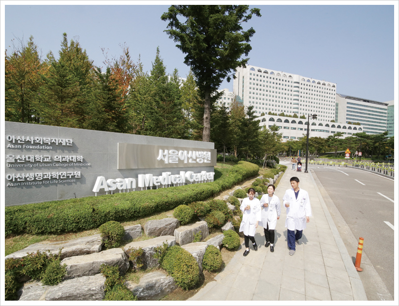 서울아산병원이 올해에도 한국에서 가장 존경받는 병원에 선정됐다. 한국능률협회컨설팅이 종합병원 부문 조사를 시작한 2007년 이래 한 해도 거르지 않고 매년 1위를 지킨 것이다. 연 6만 5,000여 건의 고난도 수술 및 치료를 시행하며 ‘4차 병원’으로서의 역할을 잘 수행하고 있다는 평가다.